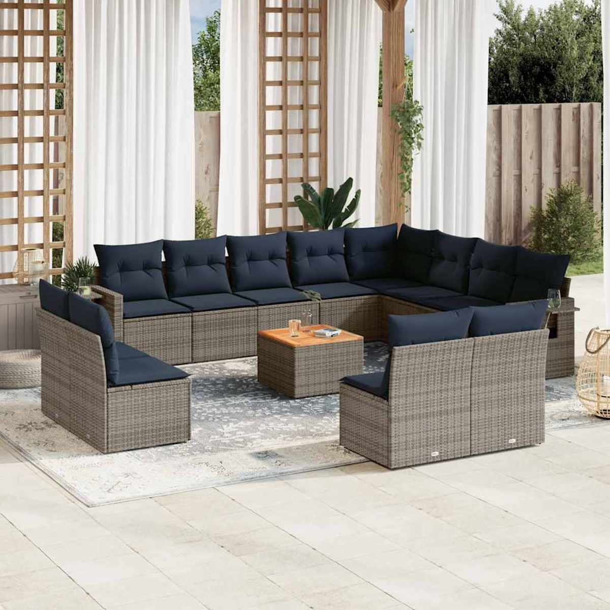 Outdoor-Ecksofa mit marineblauen Kissen und einem Holztisch. Die Szene ist eine Terrasse mit weißen Vorhängen und Grün.