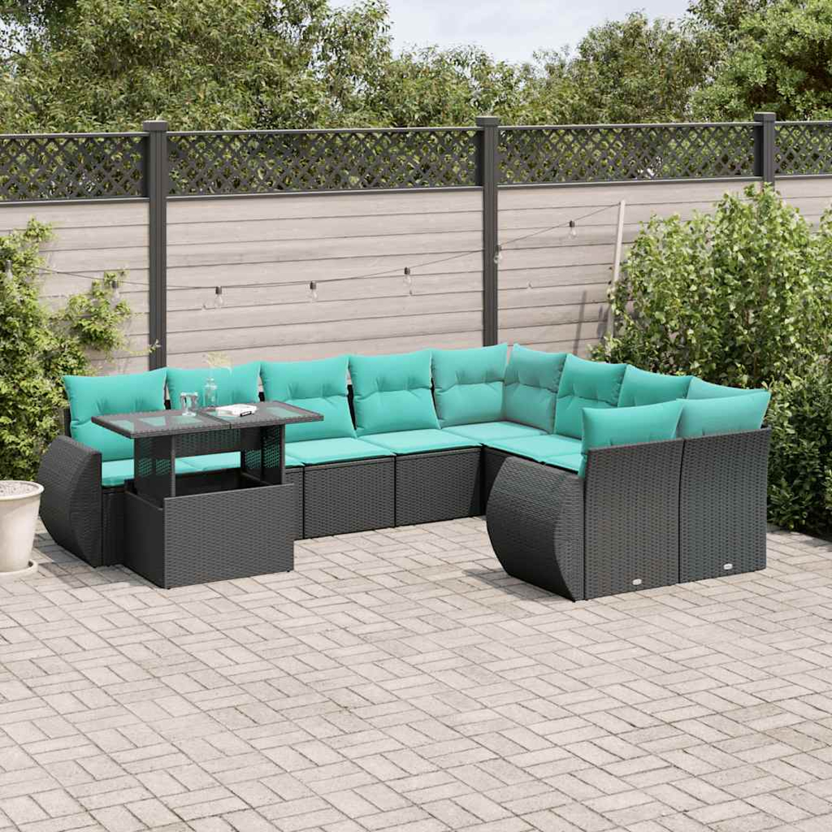Outdoor-Ecksofa mit türkisfarbenen Kissen. Ein kleiner Tisch und ein Zaun im Hintergrund. Gepflasterte Terrasse.