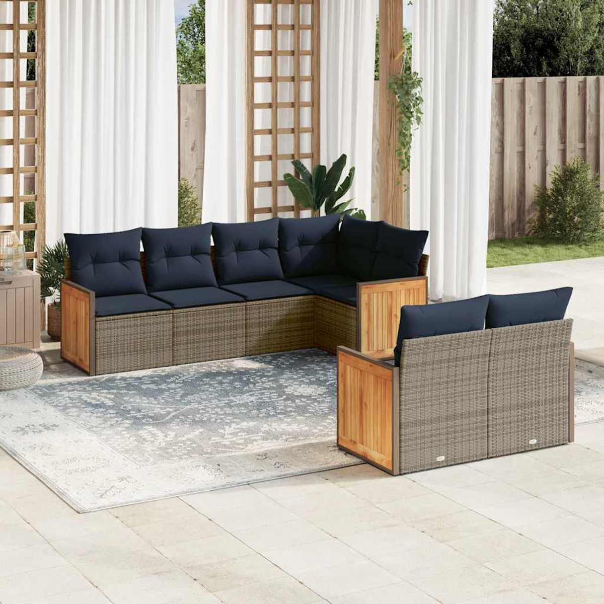 Gartenmöbel-Set. Enthält ein Ecksofa und eine separate Couch mit dunkelblauen Kissen. Im Hintergrund Vorhänge.