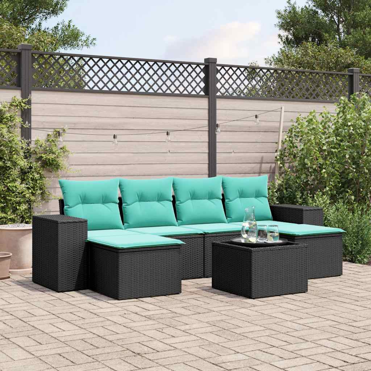 Gartenmöbel-Set mit schwarzem Korbgewebe und türkisfarbenen Kissen. Umfasst ein Sofa, eine Ottomane und einen Couchtisch.