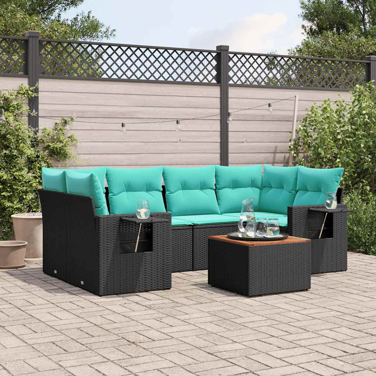 Gartenmöbel-Set mit türkisfarbenen Kissen, schwarzem Korbgeflecht und einem Holztisch. Auf einer Ziegelterrasse mit Zaun im Hintergrund.