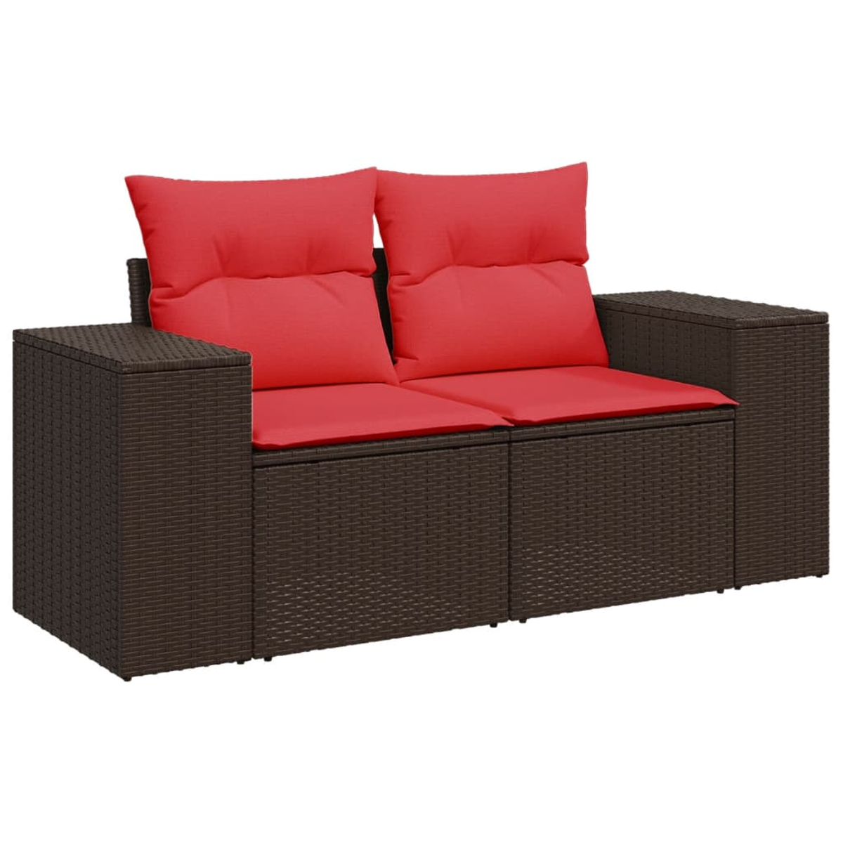 Ein braunes Korbmöbelsofa mit zwei roten Kissen und zwei roten Rückenlehnen. Das Sofa hat zwei Beistelltische.