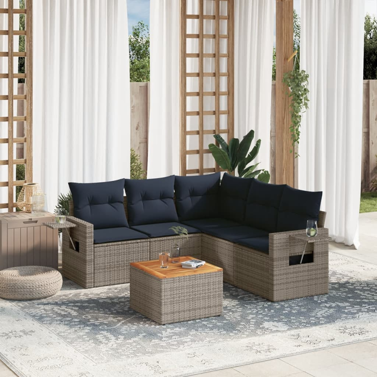 Outdoor-Sitzbereich mit Ecksofa, Couchtisch, Teppich und Vorhängen. Das Sofa hat blaue Kissen. Die Umgebung ist eine Außenterrasse.