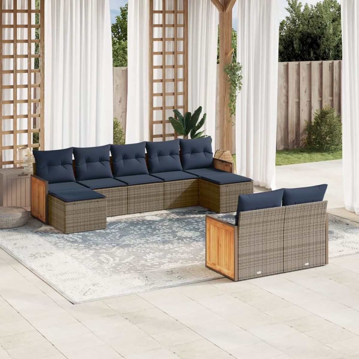 Outdoor-Ecksofa mit blauen Kissen auf einer Terrasse. Vorhänge, Teppich und Holzakzente sind im Hintergrund zu sehen.