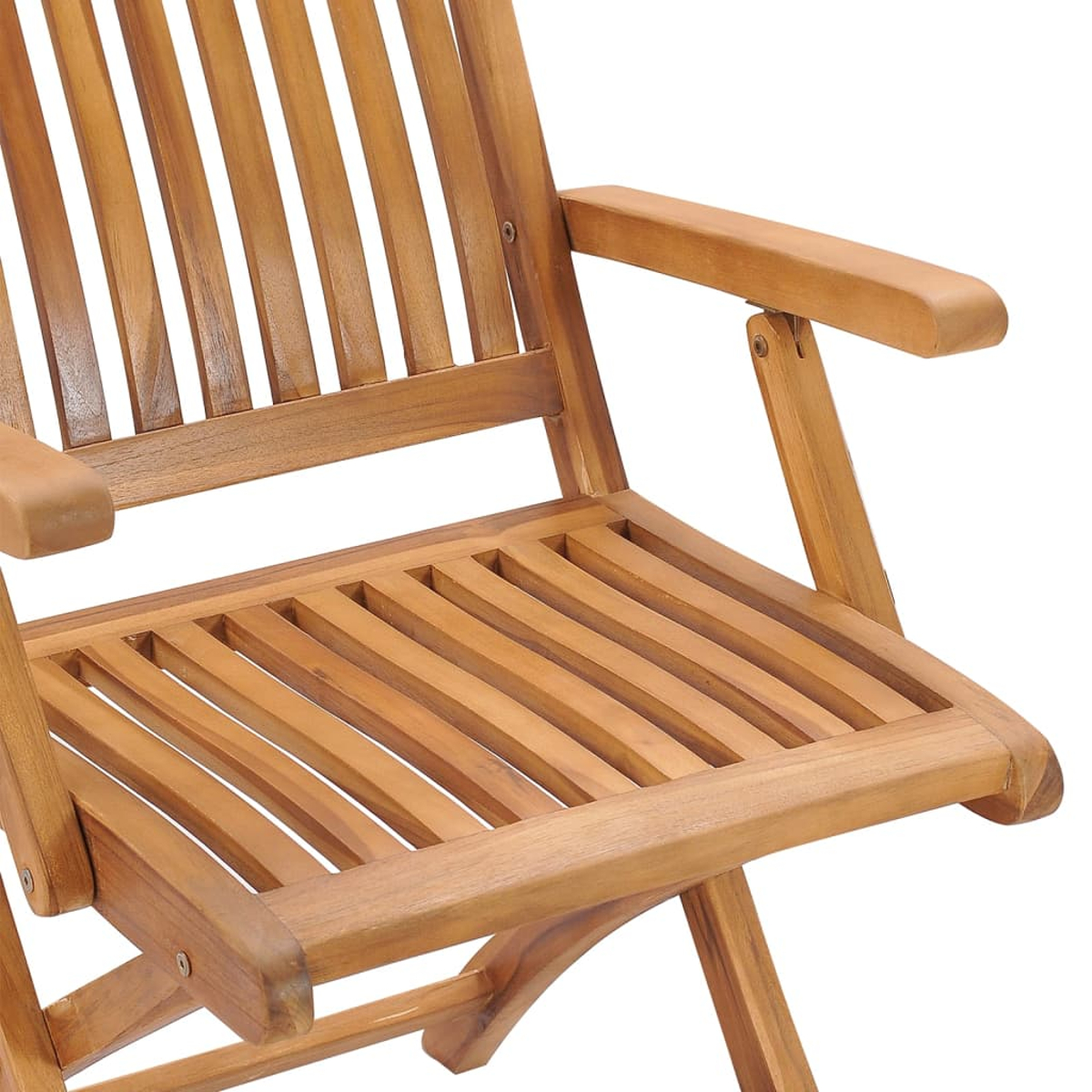 Detaillierte Ansicht eines Holz-Klappstuhls. Braunes Holz mit Lamellen auf Rücken und Sitz, Armlehnen sichtbar, weißer Hintergrund.