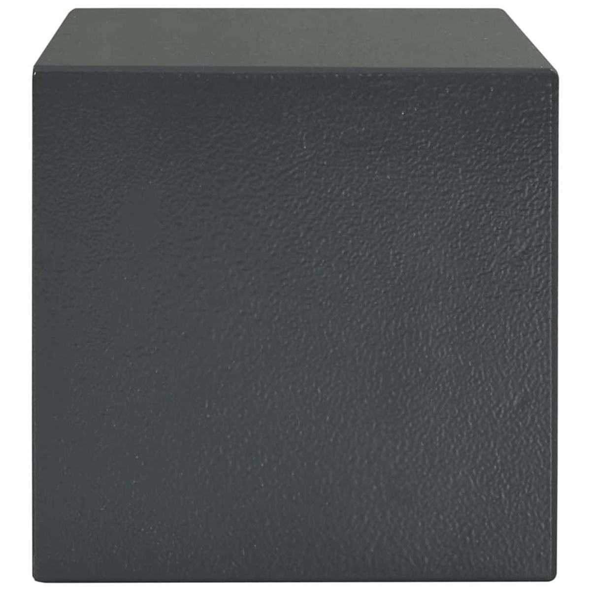 Un cubo grigio su sfondo bianco. Il cubo ha una superficie strutturata. L'illuminazione è uniforme, evidenziando la forma.