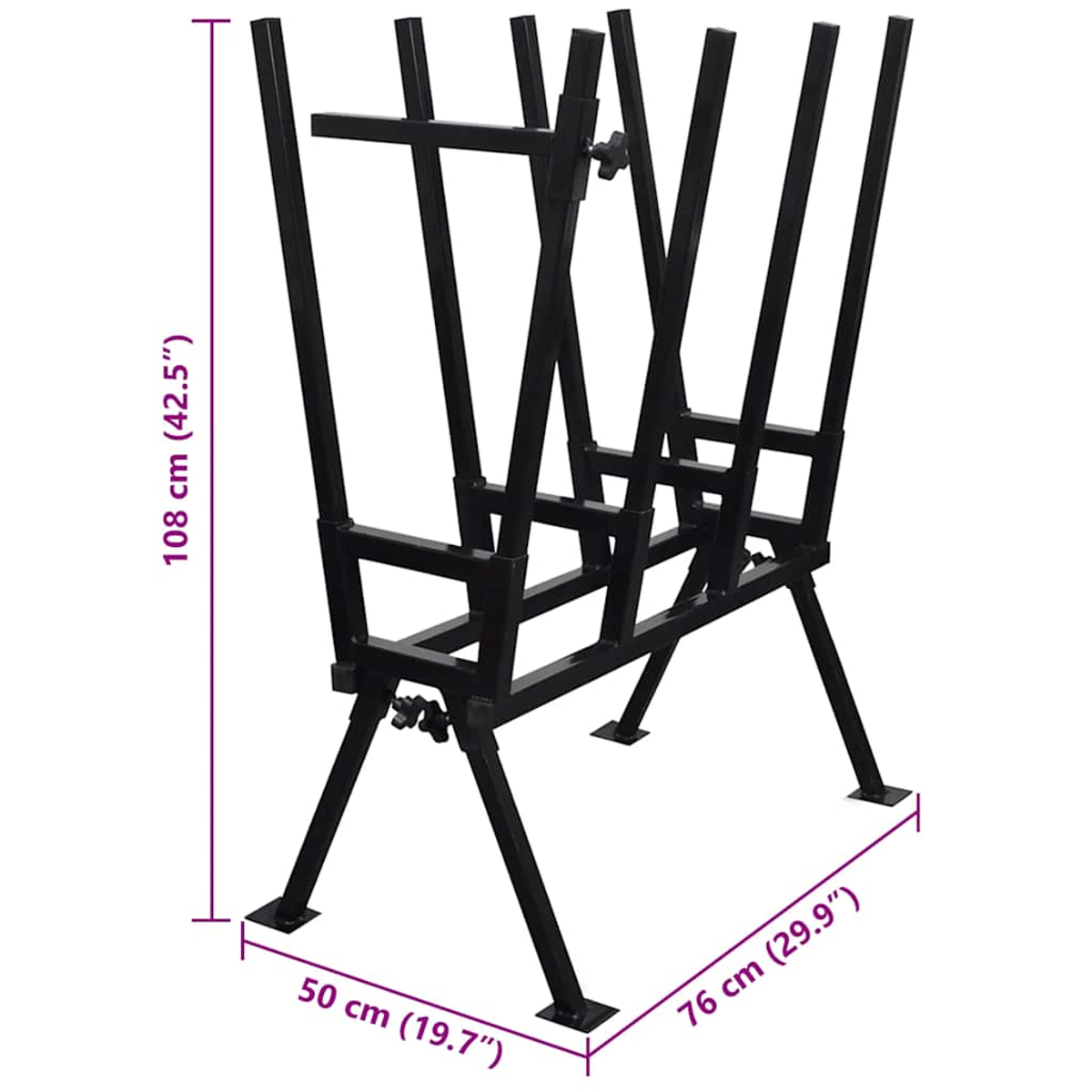 Ein schwarzes Metall-Holzregal mit Maßangaben. Es hat vertikale Stützen und horizontale Stangen. Der Hintergrund ist weiß.