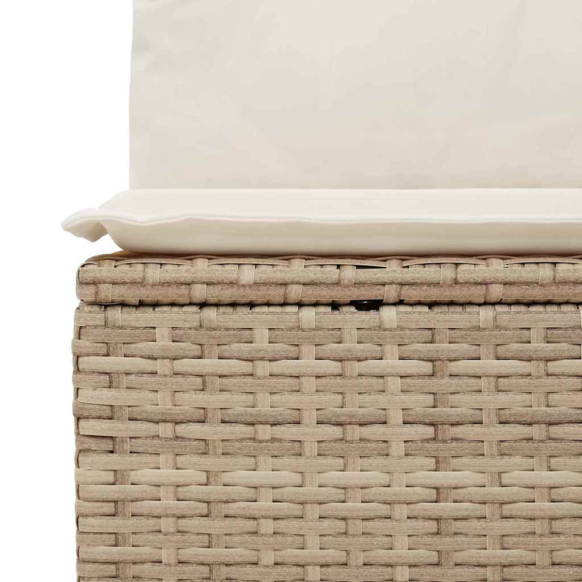 Nahaufnahme eines geflochtenen Korbstuhls mit einem weißen Kissen. Das Korbgeflecht ist beige, das Kissen cremefarben.