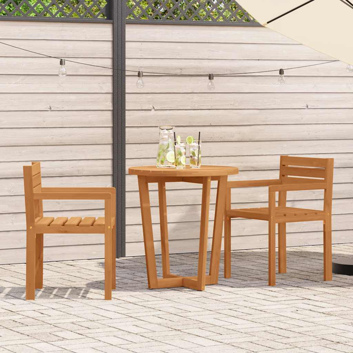 Szene im Freien: Holztisch und Stühle, Getränke, Lichterketten und Holzzaun. Die Szene ist gut beleuchtet, was auf einen sonnigen Tag hindeutet.