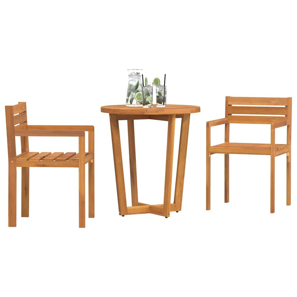 Holz-Terrassenset: runder Tisch, zwei Stühle und Getränke. Hellbraunes Holz. Weißer Hintergrund. Gläser mit Limette. Saubere, helle Szene.