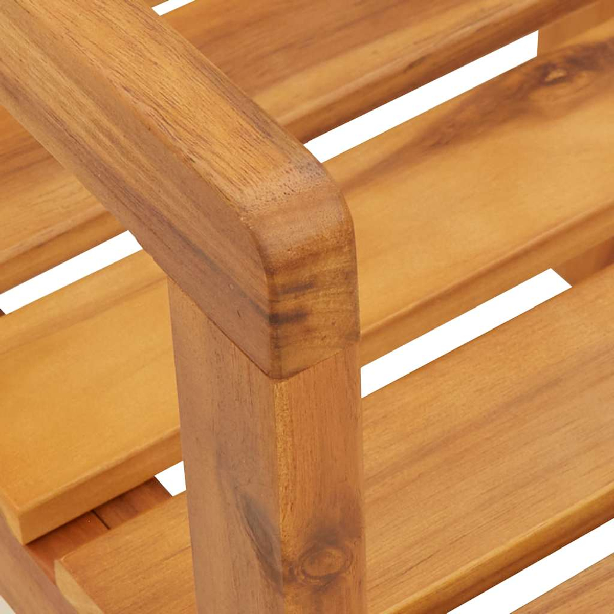 Nahaufnahme eines Holzstuhls mit Lattenrost und Armlehne. Das Holz ist warmbraun mit sichtbarer Maserung und weißen Lücken.