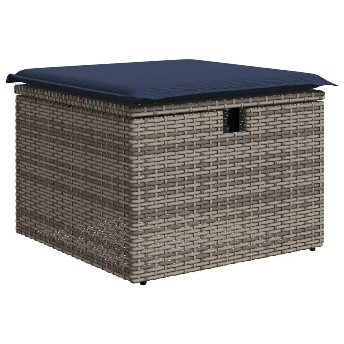 Eine quadratische Aufbewahrungsbox aus Korbgeflecht mit einem dunkelblauen Kissen oben. Die Box hat einen Griff und steht auf weißem Grund.