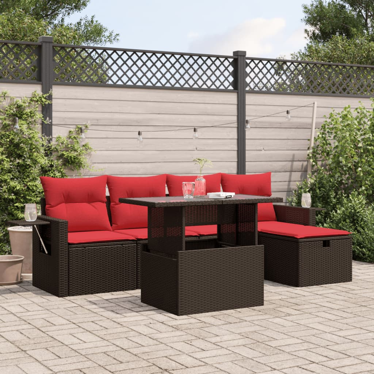Outdoor-Terrassenset mit roten Kissen und einem Tisch mit Hubfunktion. Enthält Sofa, Ottoman und Tisch mit Gläsern und Dekorationen.