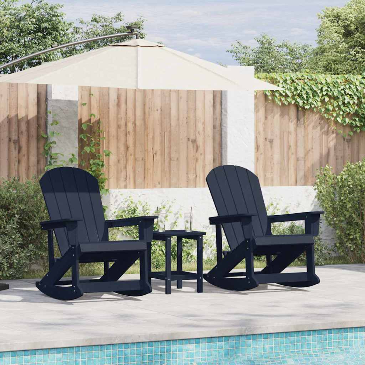 Zwei dunkelblaue Schaukelstühle neben einem kleinen Tisch am Pool. Ein beiger Sonnenschirm und Holzzaun im Hintergrund.