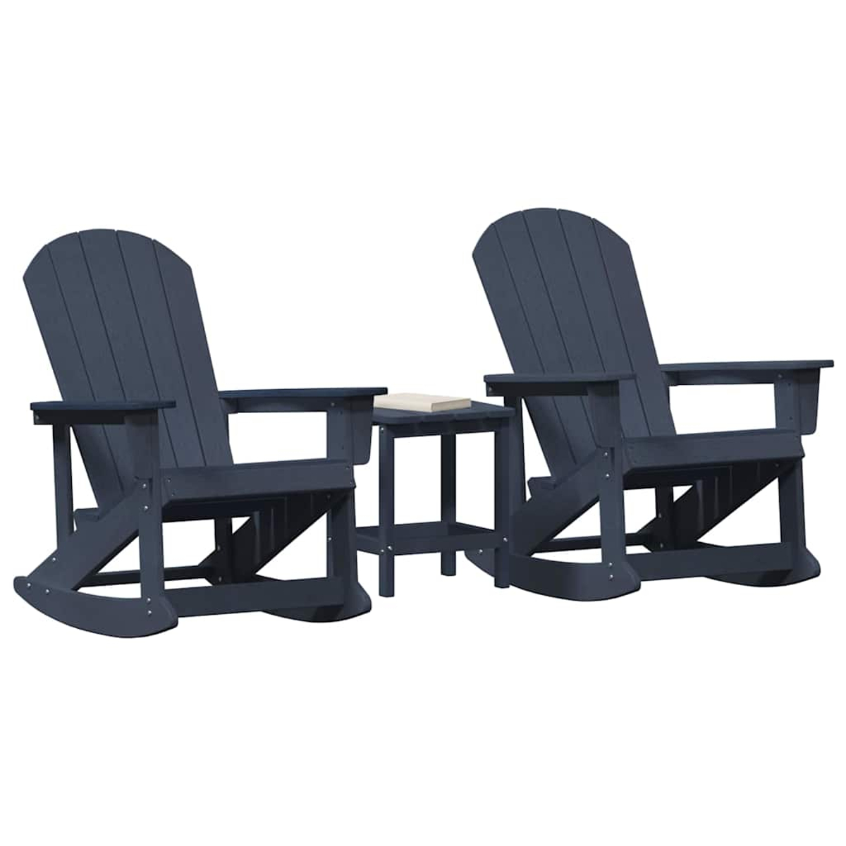 Zwei dunkelblaue Adirondack-Stühle mit einem kleinen Tisch dazwischen. Ein Buch liegt auf dem Tisch. Weißer Hintergrund.