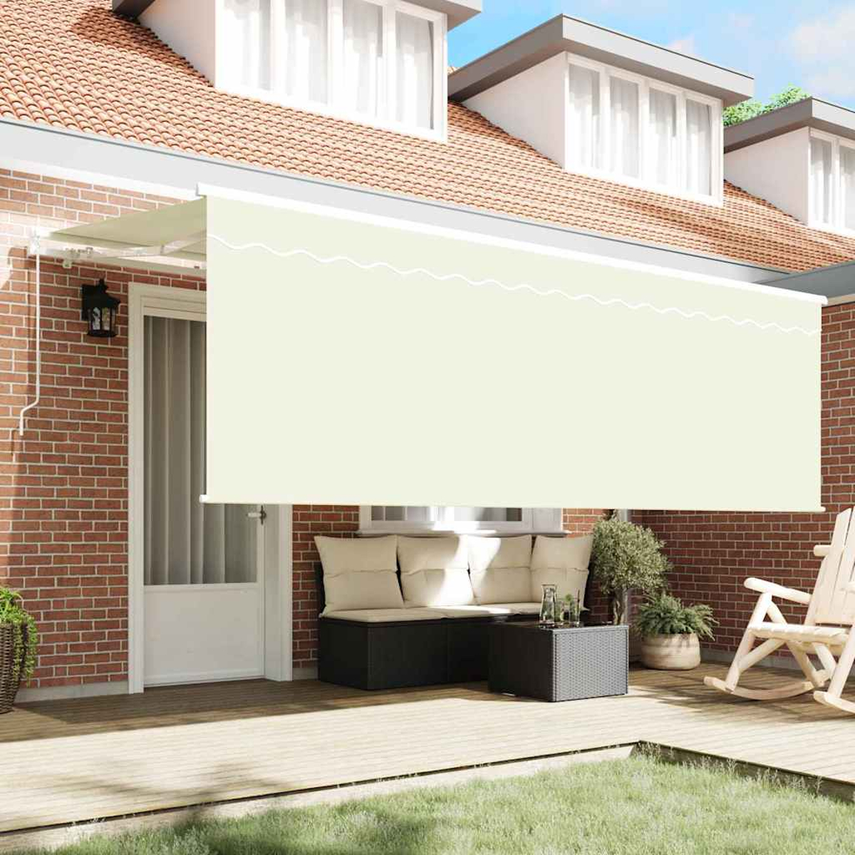 Eine Terrasse mit beiger Markise. Es gibt eine Sitzecke, einen Schaukelstuhl und eine rote Backsteinmauer mit Tür und Fenstern.