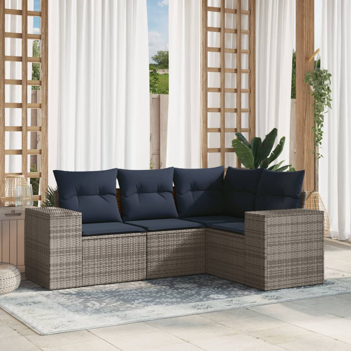 L-förmiges Outdoor-Sofa mit blauen Kissen. Vorhänge und Holzgitter im Hintergrund, zusammen mit einem Teppich.
