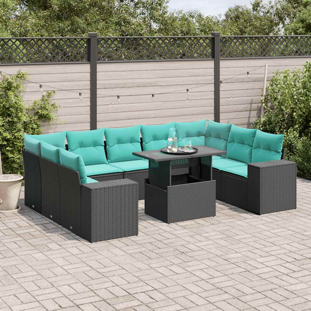 Outdoor-Ecksofa mit türkisfarbenen Kissen, einem Tisch mit Hubfunktion und einer Terrasse mit Zaun und Grün.