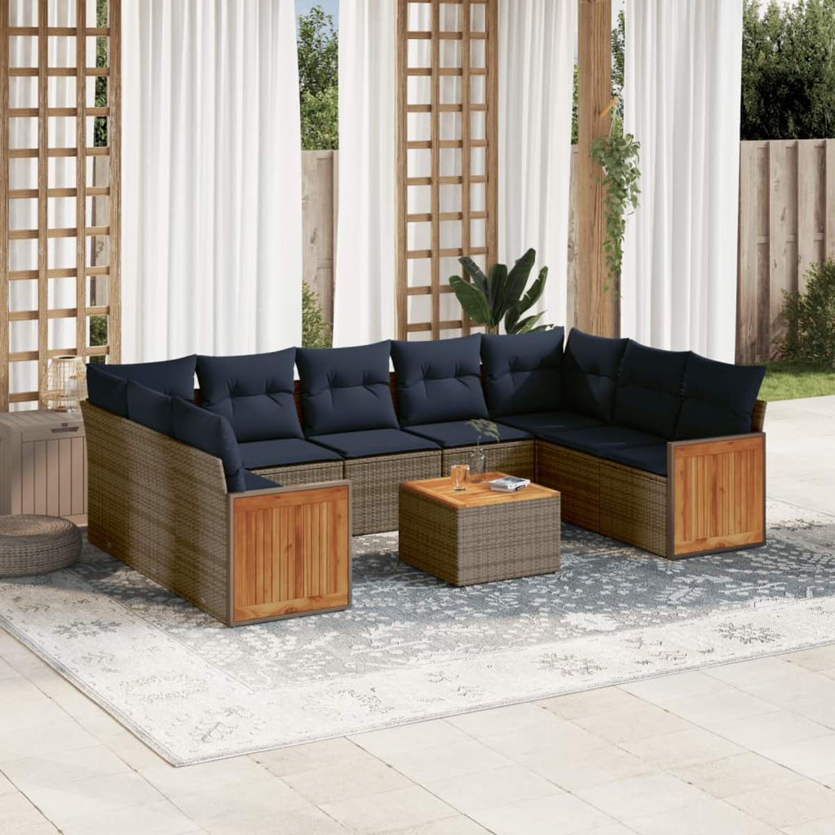 Outdoor-Ecksofa mit marineblauen Kissen und Holzakzenten, auf einem gemusterten Teppich. Weiße Vorhänge und Holzgitter im Hintergrund.