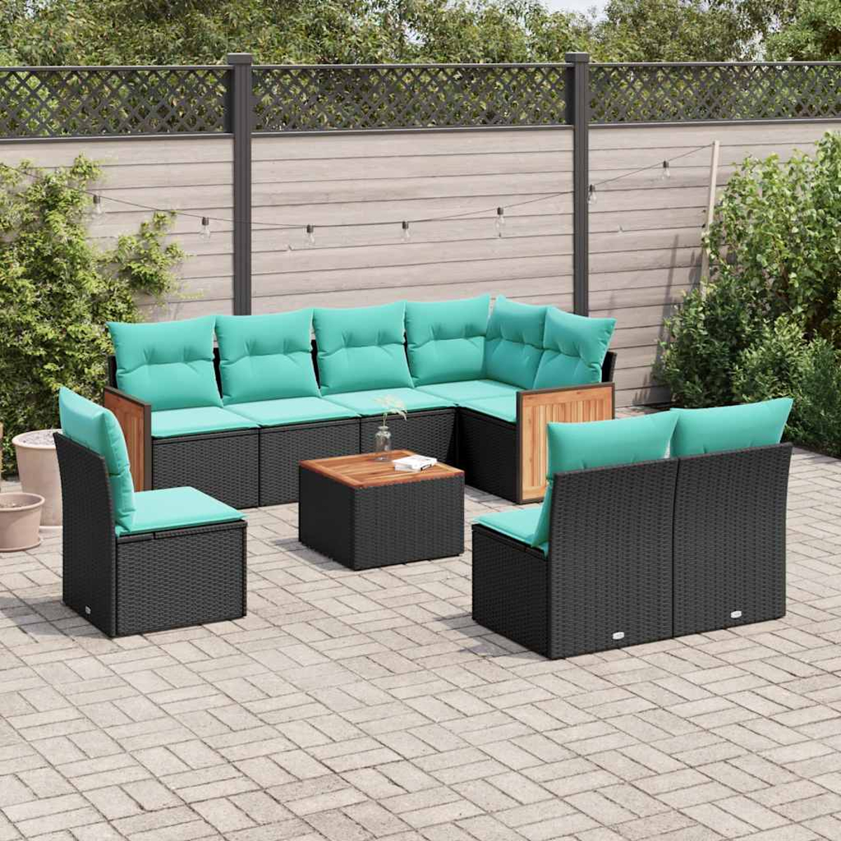 Terrassenset mit schwarzem Korbmöbeln und türkisfarbenen Kissen. Enthält ein Ecksofa, Stühle und einen Couchtisch.