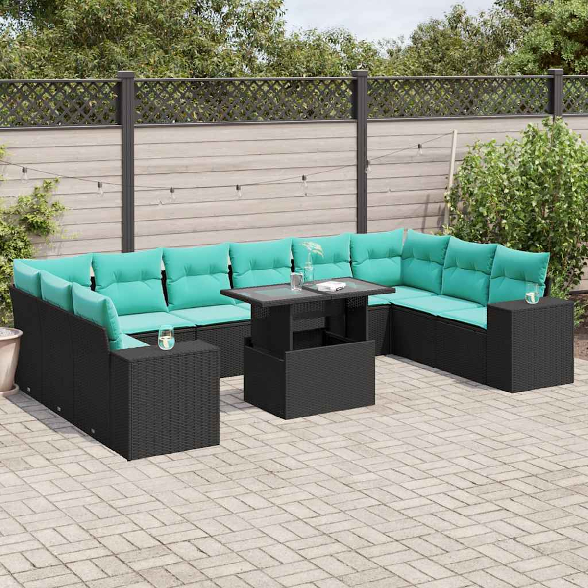 Outdoor-Ecksofa mit türkisfarbenen Kissen. Verfügt über einen Tisch, Glas und ein schwarzes Webdesign. Auf einer gepflasterten Terrasse.