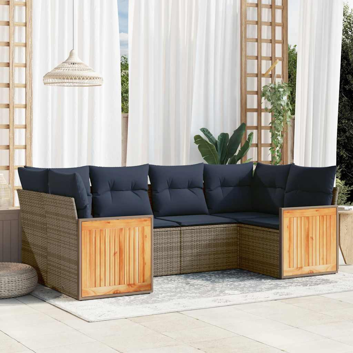 Ein Ecksofa im Freien mit marineblauen Kissen und Holzakzenten. Weiße Vorhänge und eine Hängelampe sind im Hintergrund.