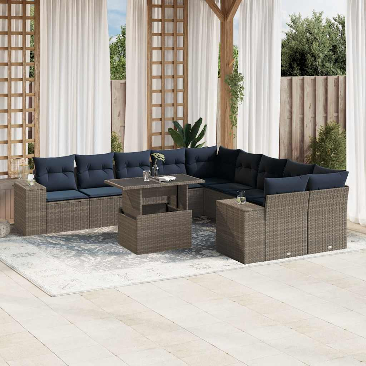 Outdoor-Ecksofa mit marineblauen Kissen. Ein Tisch mit Gläsern steht auf einem gemusterten Teppich. Weiße Vorhänge und Holzgitter im Hintergrund.
