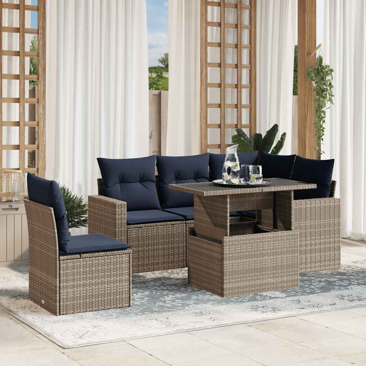 Outdoor-Terrassenset mit blauen Kissen. Beinhaltet ein Sofa, Stühle und einen Tisch. Weiße Vorhänge im Hintergrund.