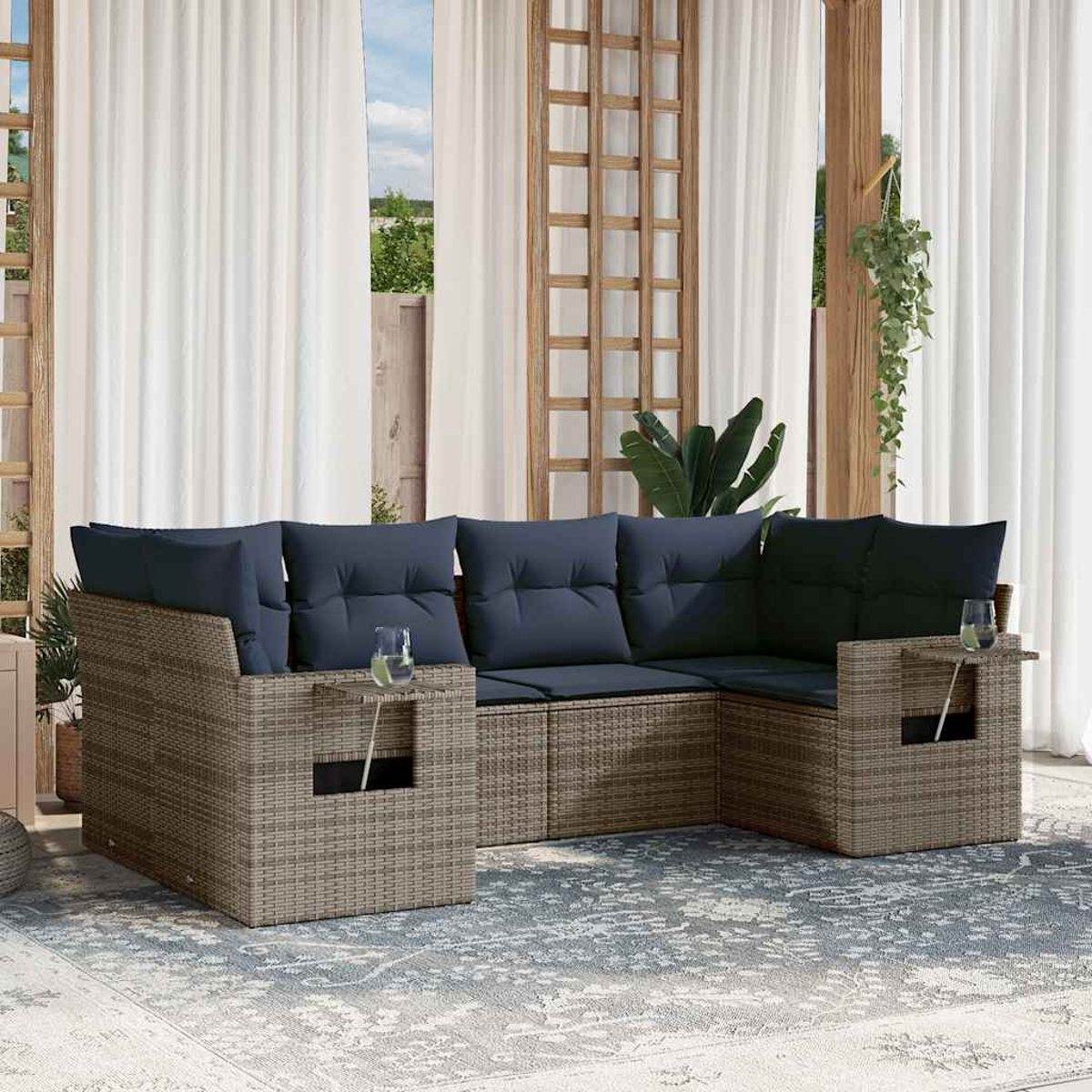 Outdoor-Ecksofa mit blauen Kissen und Beistelltischen. Im Hintergrund Vorhänge, Holzbalken und ein Teppich.