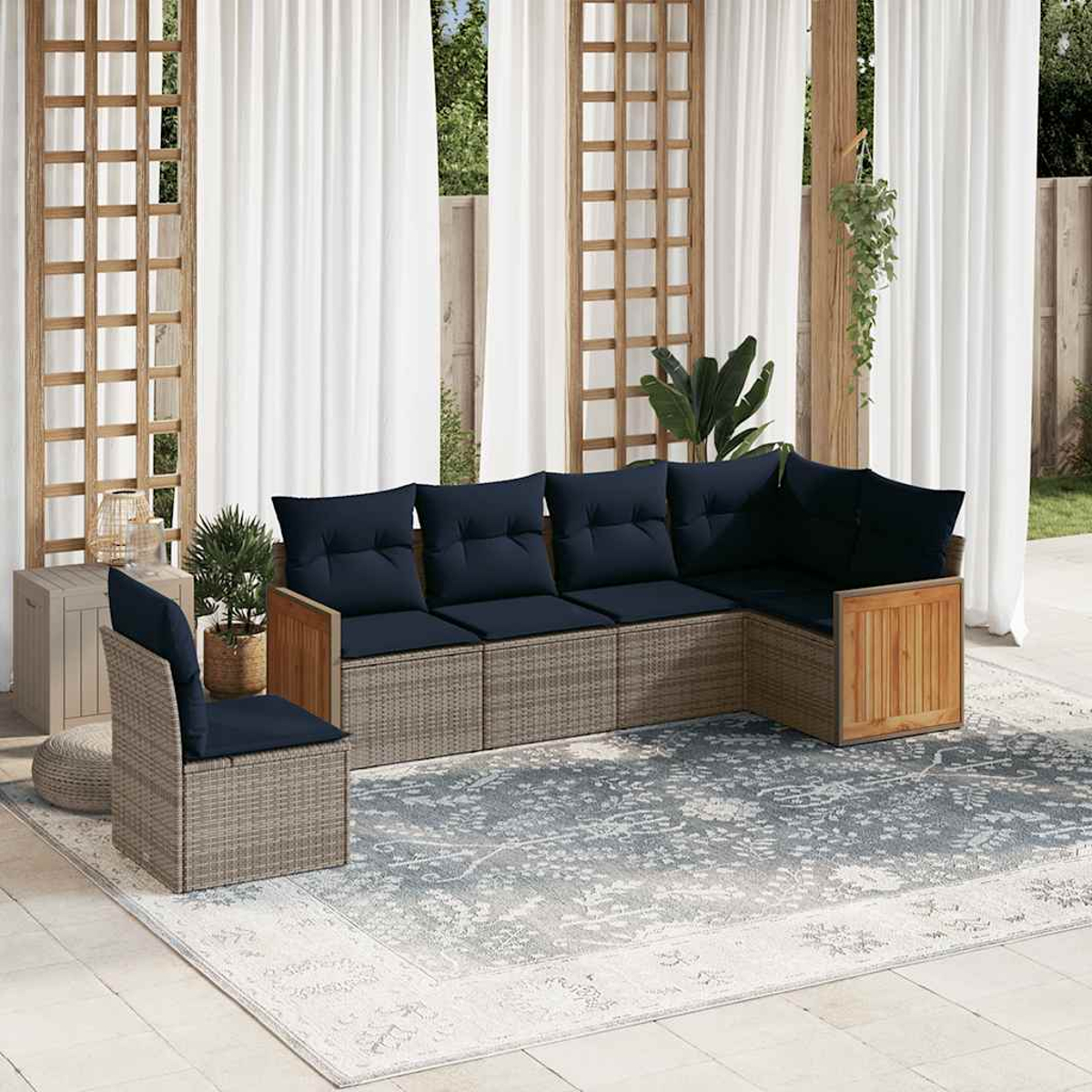 Outdoor-Ecksofa mit blauen Kissen, passendem Stuhl und Teppich. Weiße Vorhänge und Holzgitter im Hintergrund.