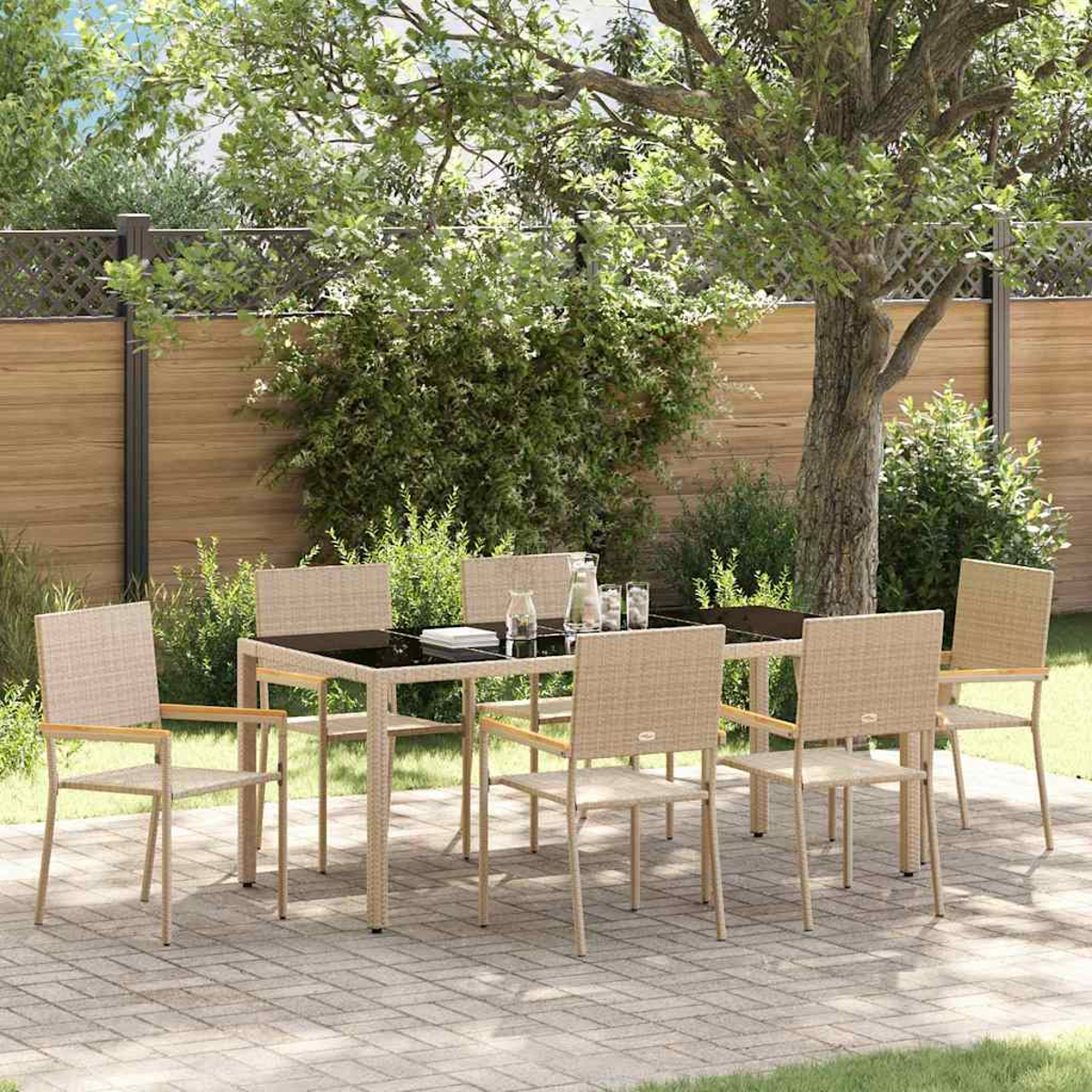 Essgruppe im Freien auf einer Terrasse. Sie umfasst einen Tisch mit schwarzer Platte und sechs Stühle. Baum und Zaun im Hintergrund.
