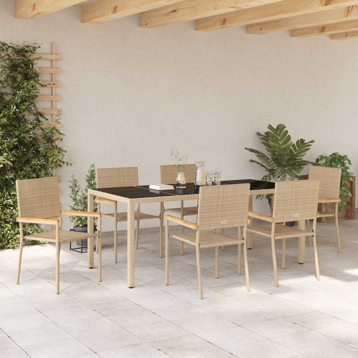 Essgruppe im Freien mit sechs Korbstühlen, einem schwarzen Tisch und Pflanzen. Auf einer gefliesten Terrasse unter Holz.