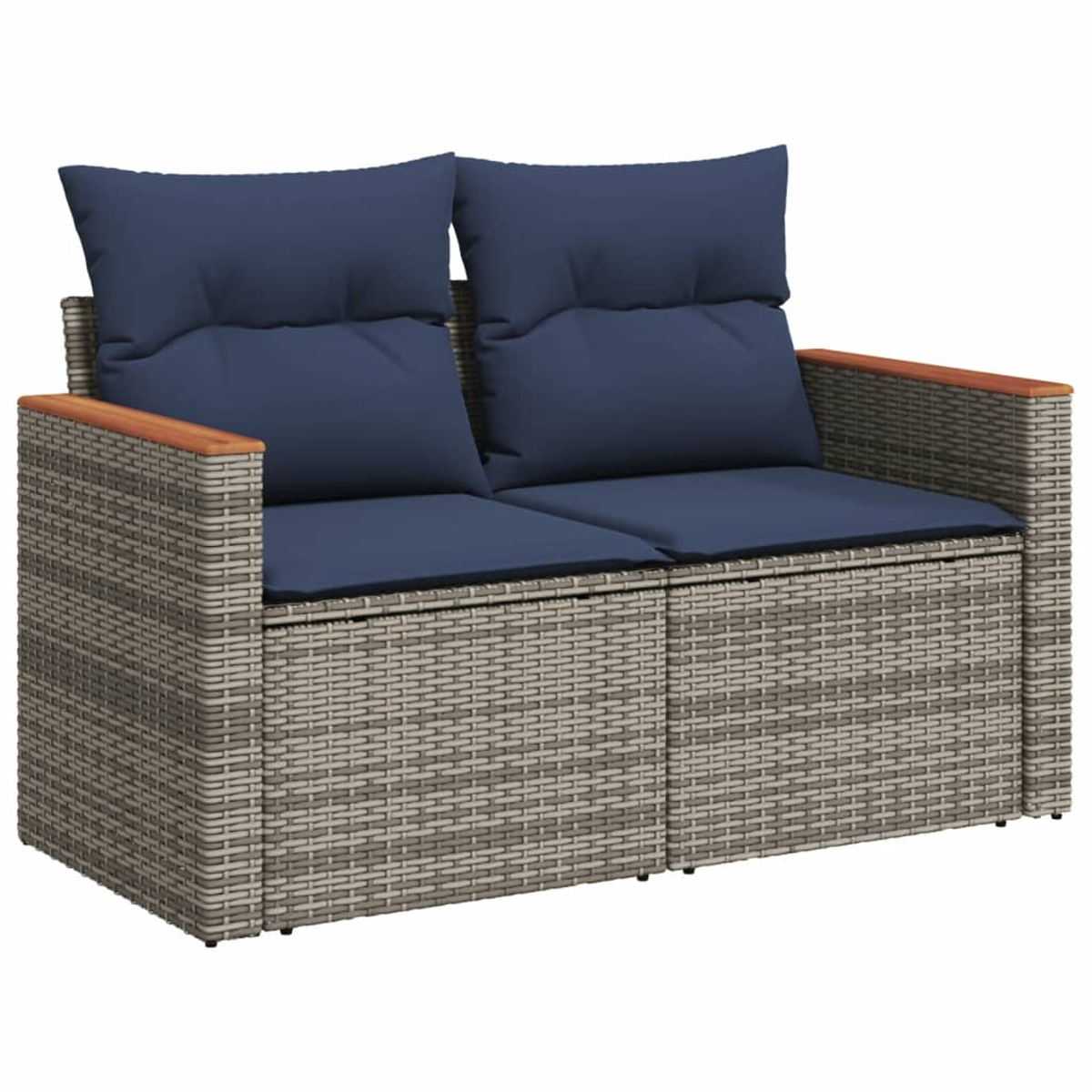 Ein graues Korbsessel-Sofa für zwei Personen mit blauen Kissen und Rückenlehnen sowie Holzarmlehnen, vor weißem Hintergrund.