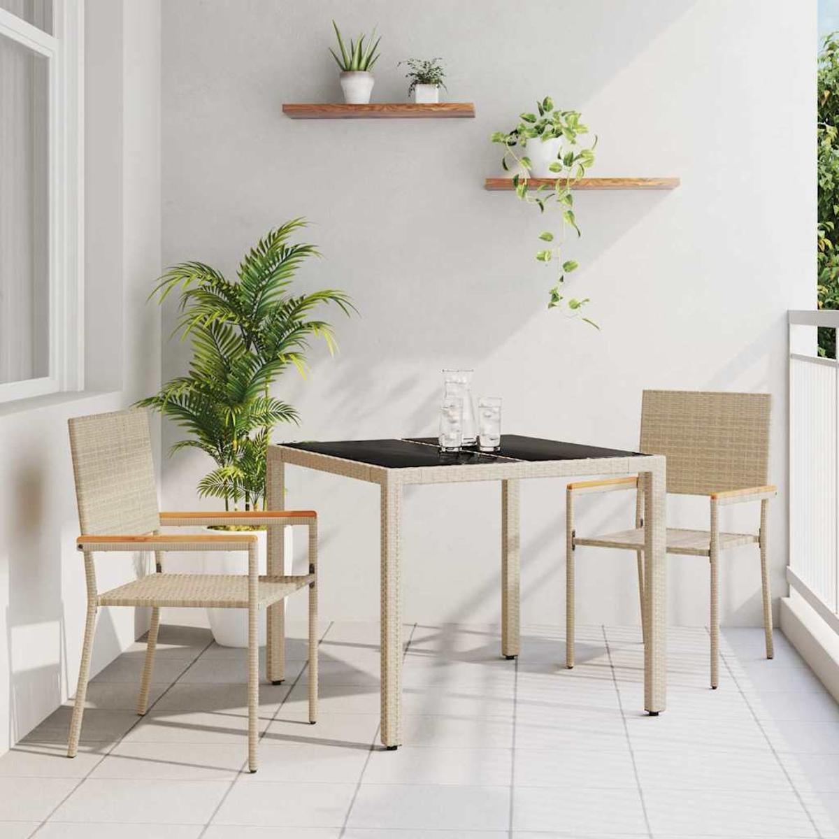 Una escena de balcón presenta una mesa cuadrada, dos sillas y una planta en maceta grande. Estantes con plantas en macetas adornan la pared blanca.