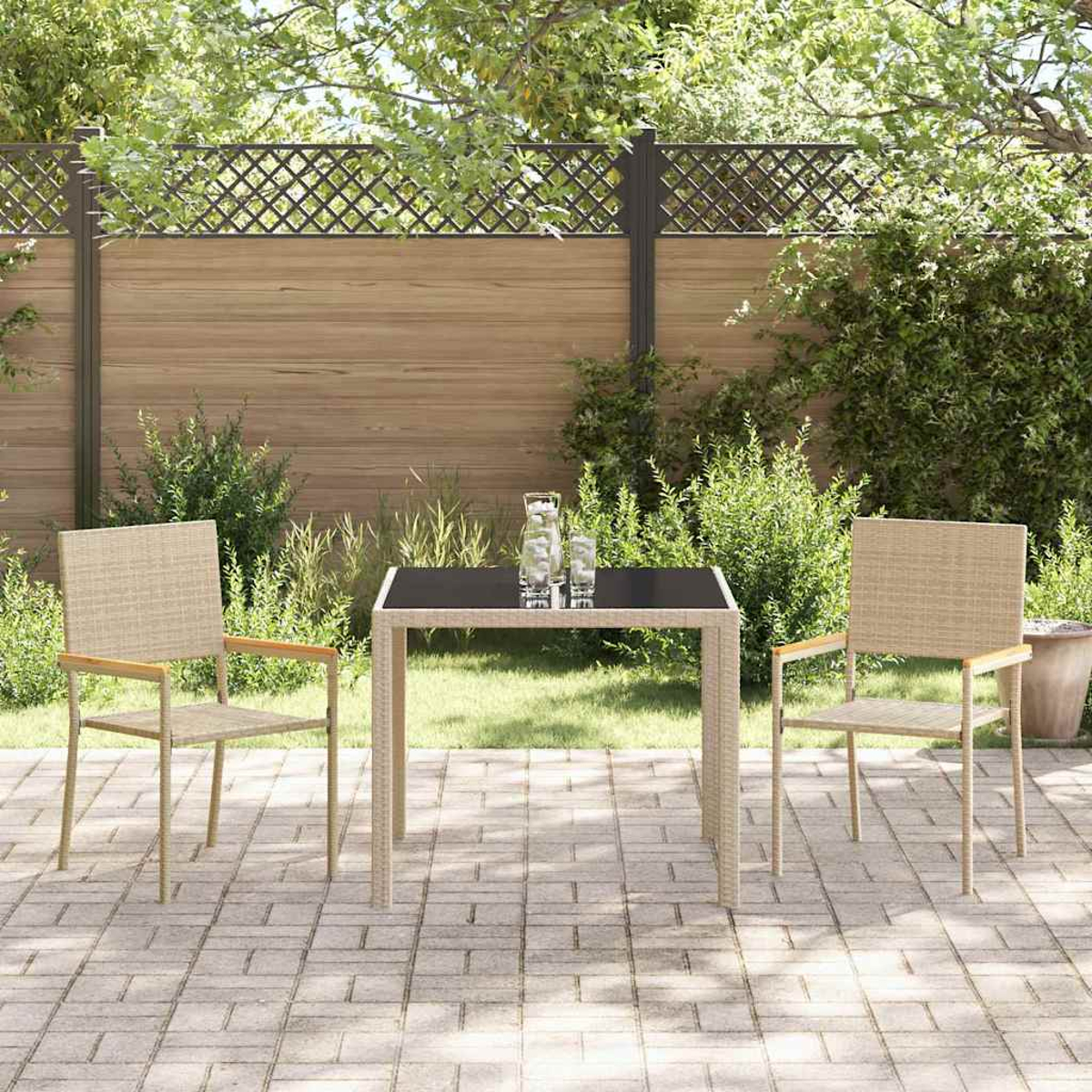 Escena al aire libre con una mesa y dos sillas. Una valla de madera y vegetación al fondo. Un par de vasos en la mesa.