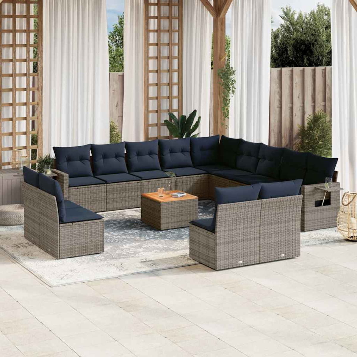 Outdoor-Ecksofa mit blauen Kissen und einem Holztisch auf einer Terrasse. Weiße Vorhänge und Holzgitter im Hintergrund.