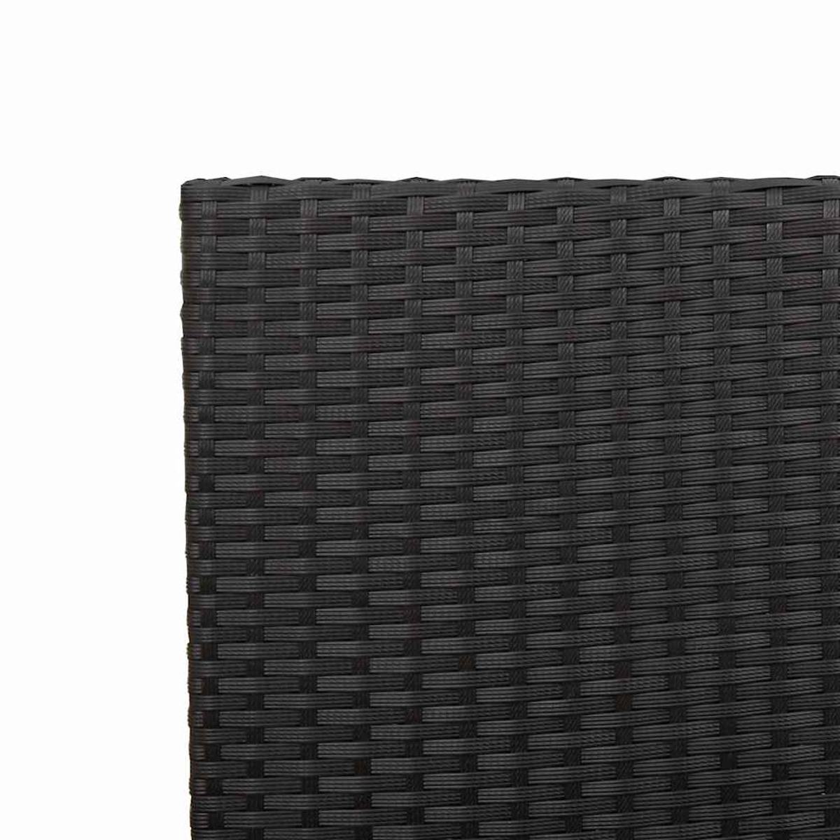 Primo piano di una sedia in vimini nero intrecciato. La trama è dettagliata e lo sfondo è bianco.
