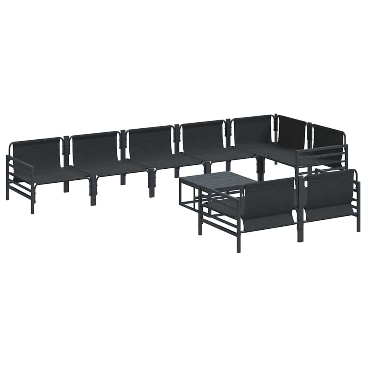 Un juego de muebles de exterior. Incluye varias sillas negras y una mesa pequeña. La disposición sugiere un patio o jardín.