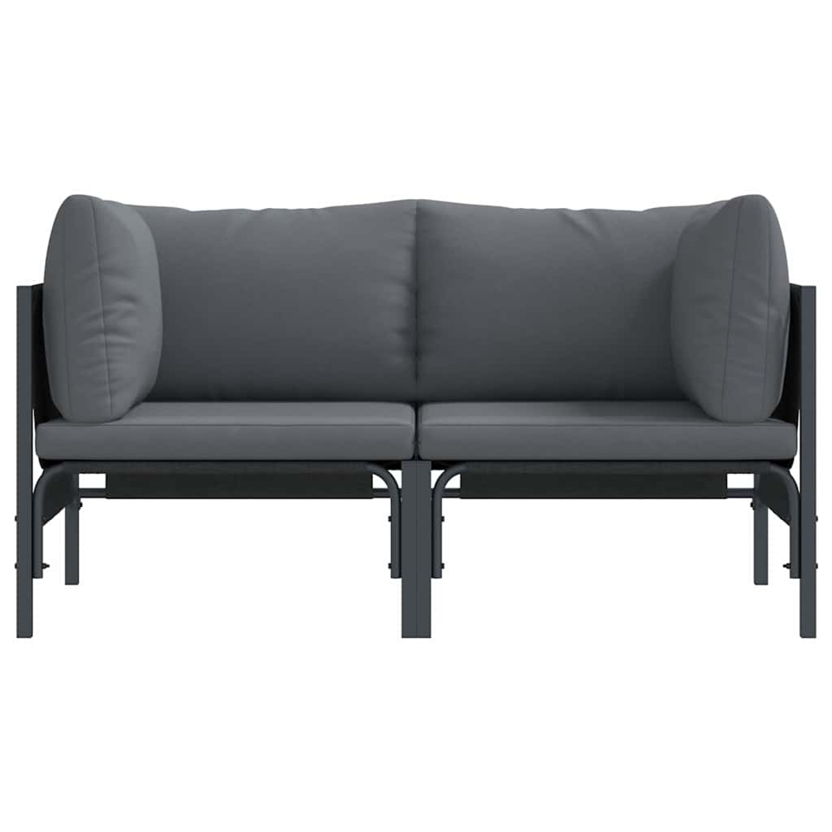 Eine graue Outdoor-Liebesbank mit zwei Sitzkissen und Rückenkissen sowie zwei zylindrischen Kissen. Es hat ein dunkles Metallgestell.
