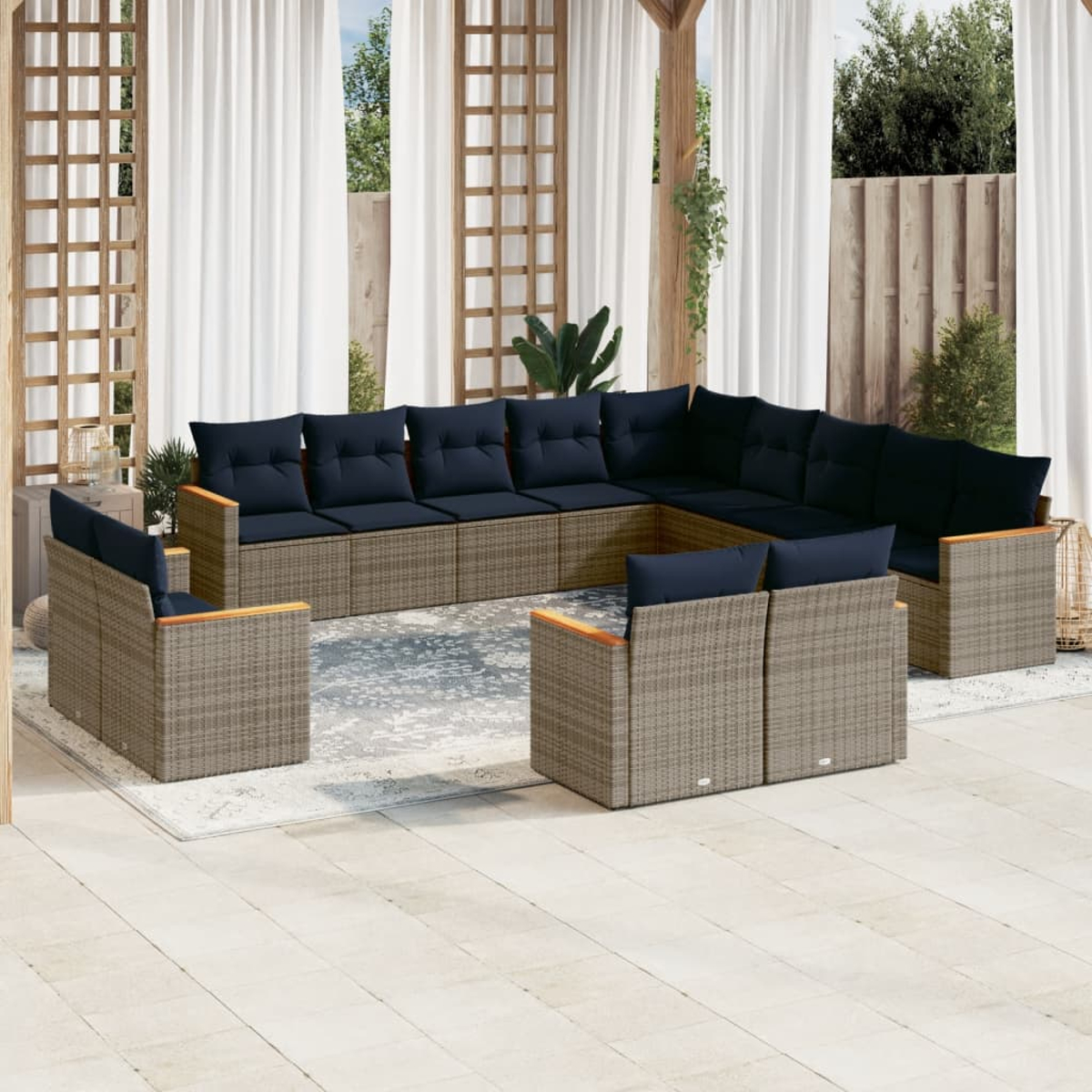 Gartensofa mit Marineblauen Kissen auf einer Terrasse. Hintergrund: Vorhänge, Holzstruktur, und Grün.