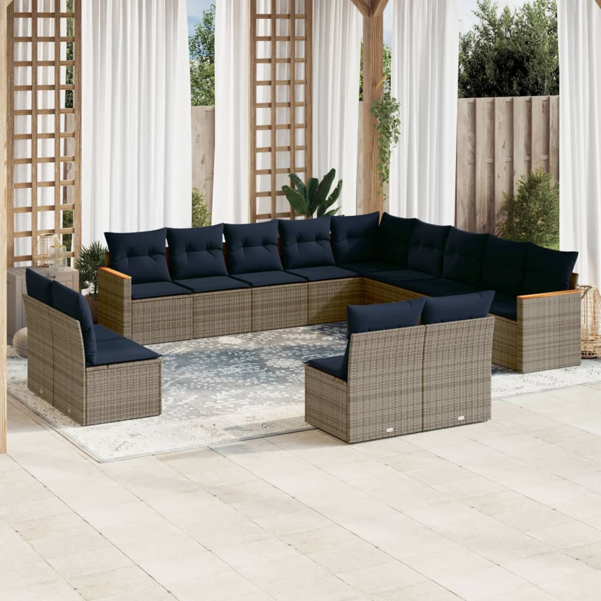 Outdoor-Ecksofa mit marinefarbenen Kissen auf einer Terrasse. Inklusive zwei Stühlen. Hintergrund mit Vorhängen, Holzgitter und Grün.