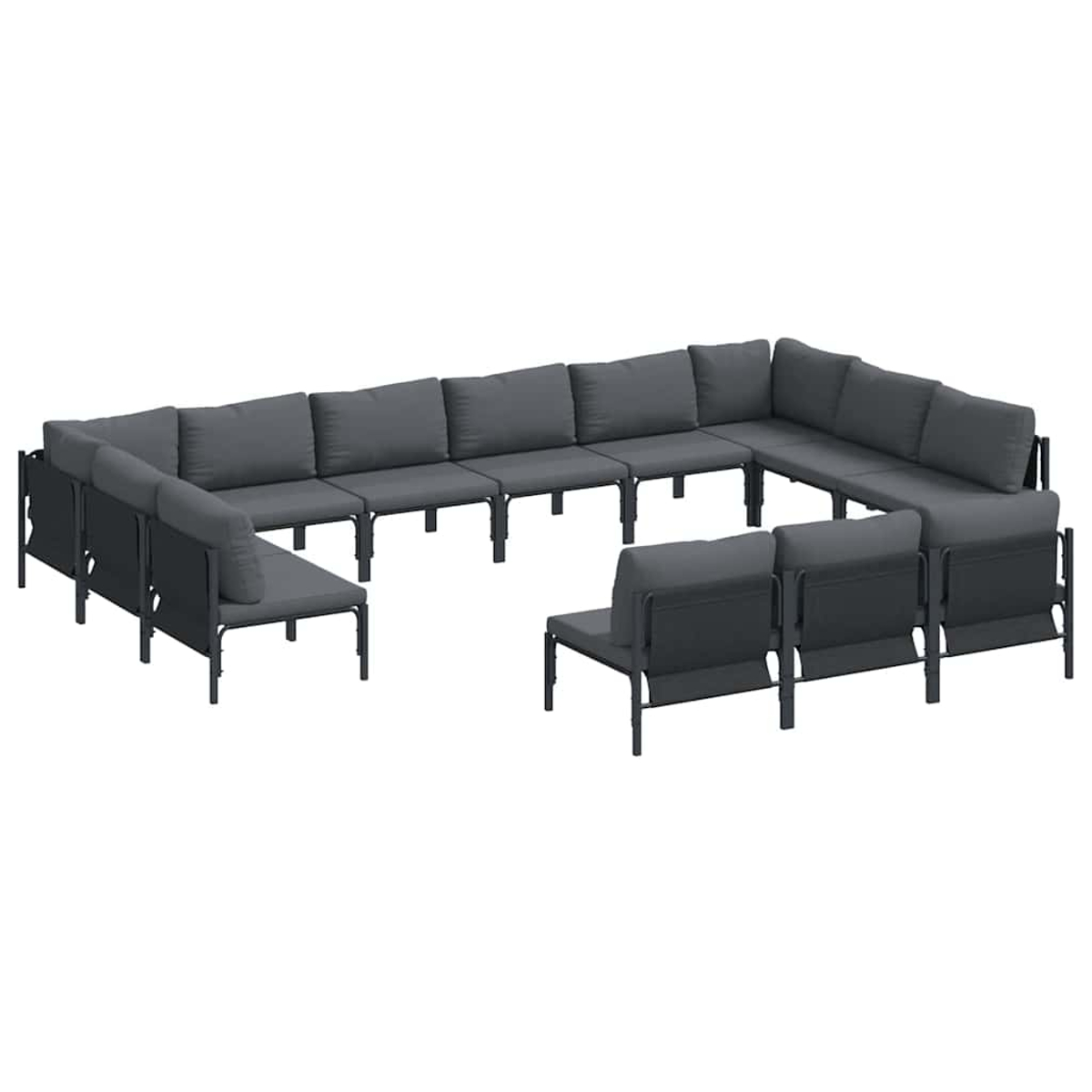 Un set di divani modulari per esterni. Cuscini grigio scuro e telai in metallo scuro disposti a forma di U e una panca indipendente.