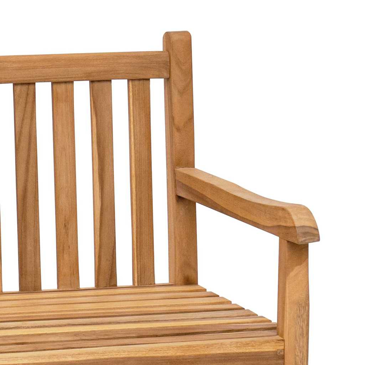 Detail einer Holzbank. Hellbraunes Holz mit vertikalen Rückenleisten, horizontalen Sitzleisten und einer Armlehne. Weißer Hintergrund.