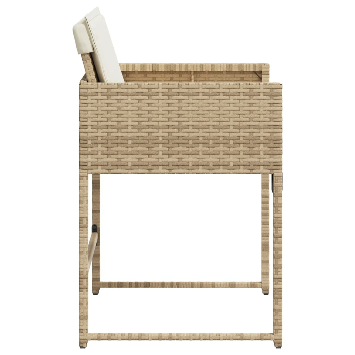 Ein Barhocker im Korbstil, von der Seite gesehen, mit einem weißen Kissen. Der Hocker hat einen quadratischen Rahmen. Die Beine sind gerade und stabil.