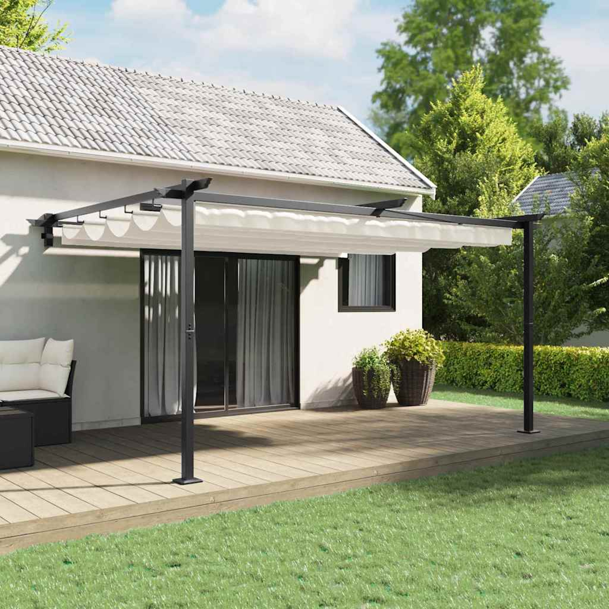 Ein Haus mit Terrasse hat eine Pergola. Grünes Gras im Vordergrund. Bäume und eine weiße Markise sind sichtbar.