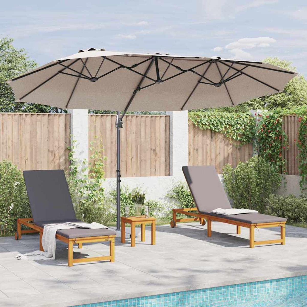Szene im Freien mit zwei Liegestühlen unter einem großen Sonnenschirm. Ein kleiner Tisch und ein Pool sind ebenfalls zu sehen.