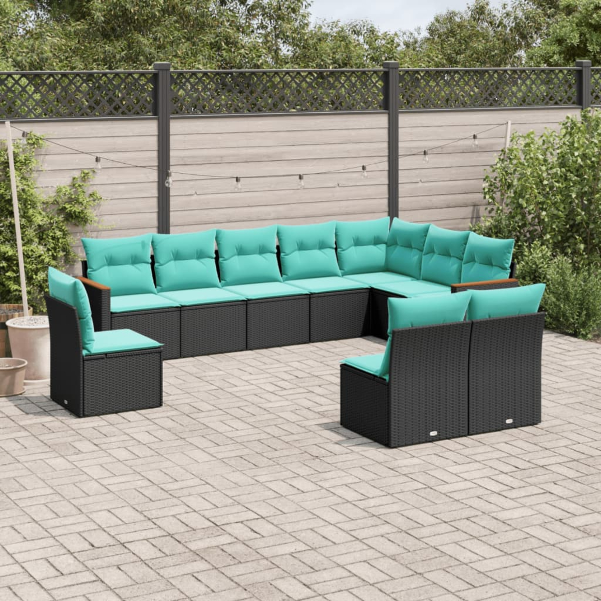 Outdoor-Terrassenset mit schwarzen Korbmöbeln und türkisfarbenen Kissen. Das Set umfasst ein Ecksofa und Stühle auf einer Ziegelterrasse.