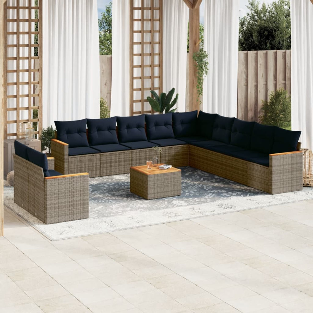 Juego de muebles de patio al aire libre con mimbre gris y cojines azul marino. Incluye un sofá seccional, una silla y una mesa de centro.