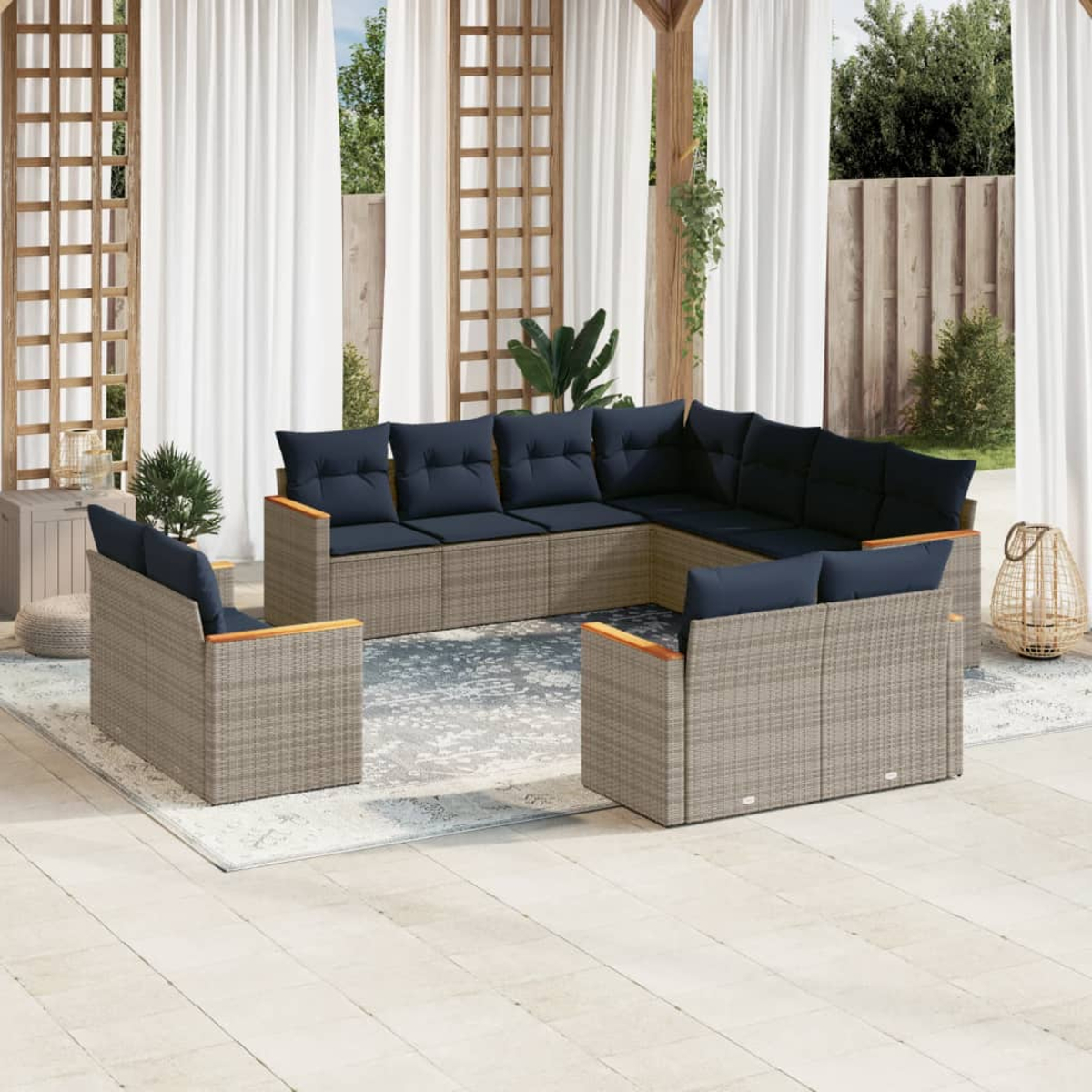 Outdoor-Ecksofa mit blauen Kissen auf einer Terrasse. Weiße Vorhänge, Holzstruktur und ein Teppich im Hintergrund.