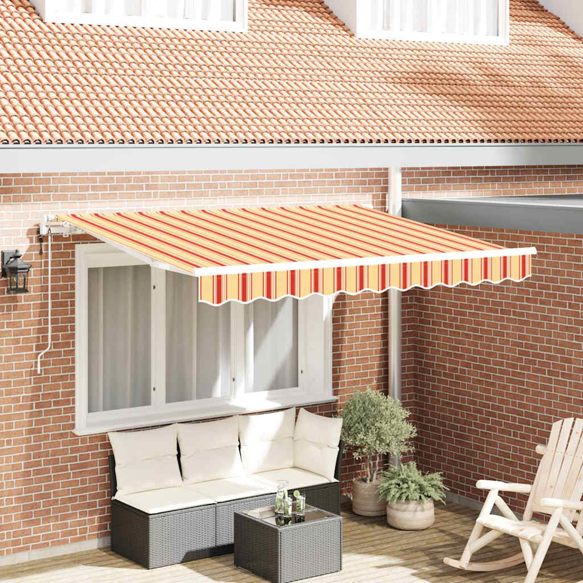 Ein rot-gelb gestreifter Sonnenschirm erstreckt sich über einem Fenster. Darunter befinden sich ein Sofa, ein Tisch und Pflanzen auf einer Terrasse.